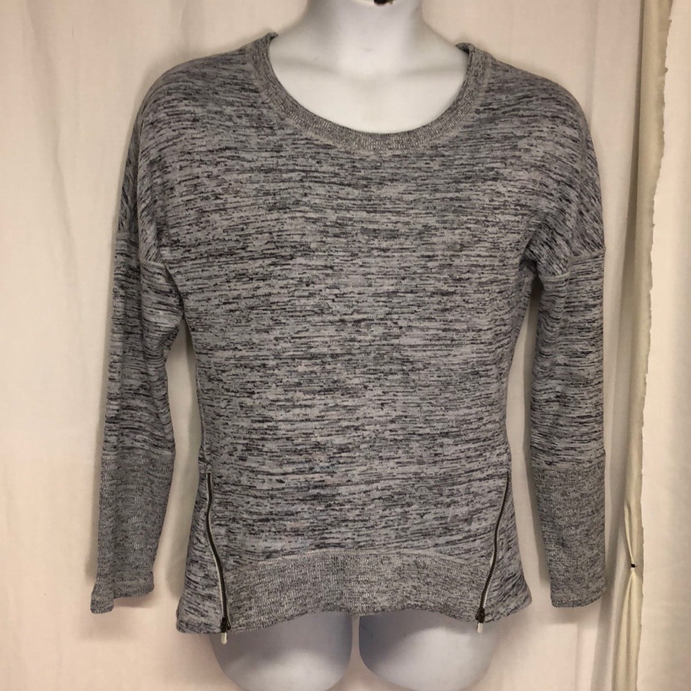 ATHLETA M Heather Gray BLISSFUL Sharkbite Top